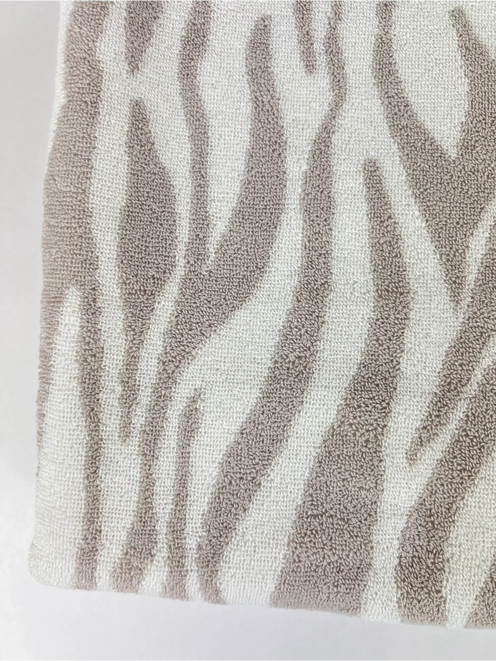Bianca Bath Towels White Tan Zebra Pattern Soft Cotton Made in Portugal 2 Pc NEW